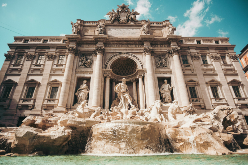 Der barocke Trevi-Brunnen in Rom – eines der berühmtesten Wahrzeichen Italiens.