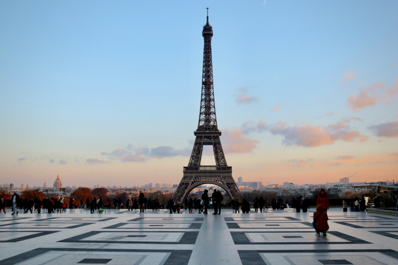 Abendliche Stimmung am Eiffelturm in Paris – das Wahrzeichen der Stadt der Liebe.